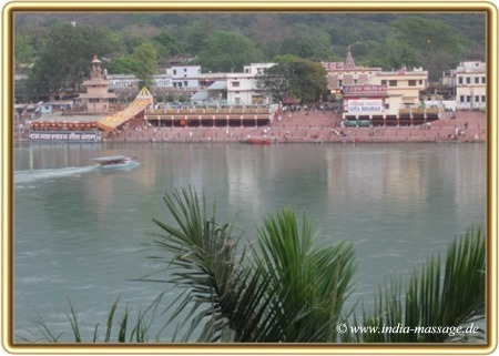 Blick auf den Ganges in Rishikesh/Nordindien