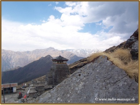 Blick vom Berg Chandrachilla 4300 m auf den Shiva-Tempel