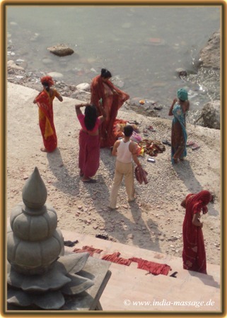 Bad im Ganges an den Gates des Omkarananda-Ashrams in Rishikesh/ Indien